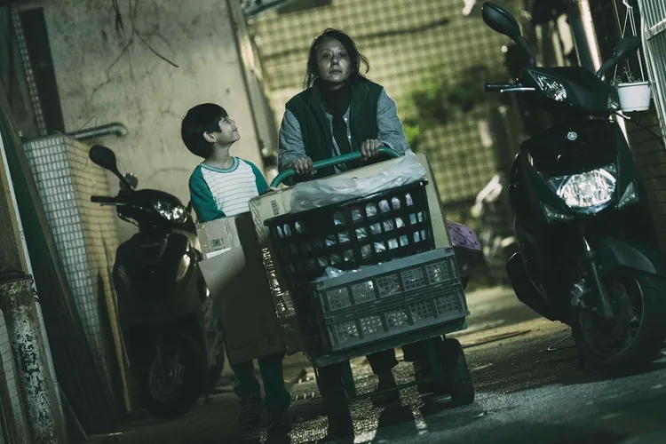 高慧君（右）在《鬼天廈》中以資源回收維生。華映娛樂提供