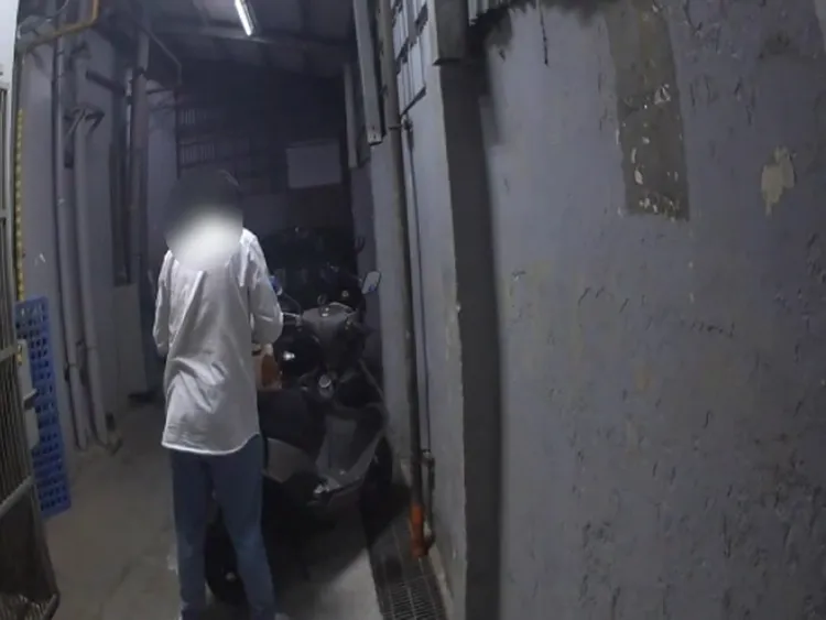 徐男在巷子裏數錢。桃園警分局提供