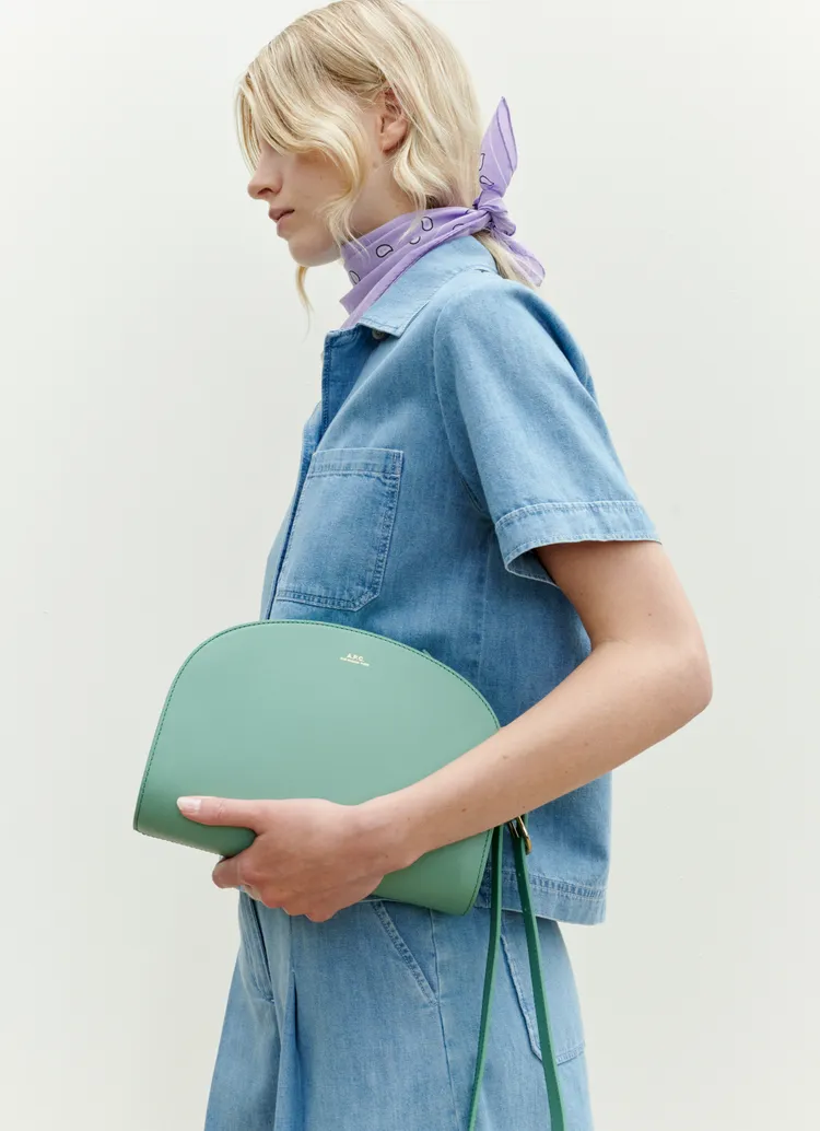 復古半月形輪廓的DEMI-LUNE是A.P.C.最具代表性的經典包款。品牌提供