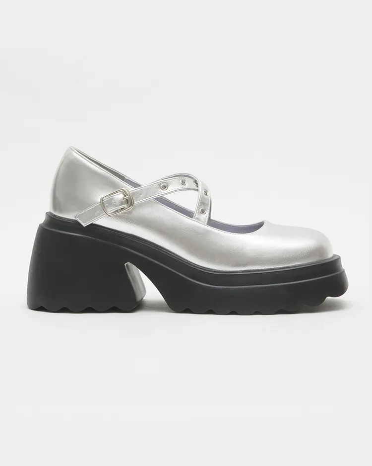 搖滾天使．金屬交叉帶厚底瑪莉珍鞋（百搭銀），1880元。品牌提供