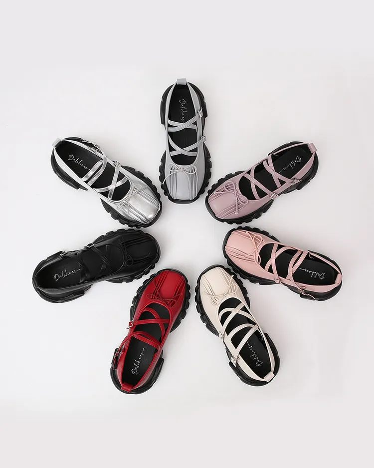 「蝴蝶結交叉帶瑪莉珍運動鞋」兼具甜美與休閒氣息。品牌提供