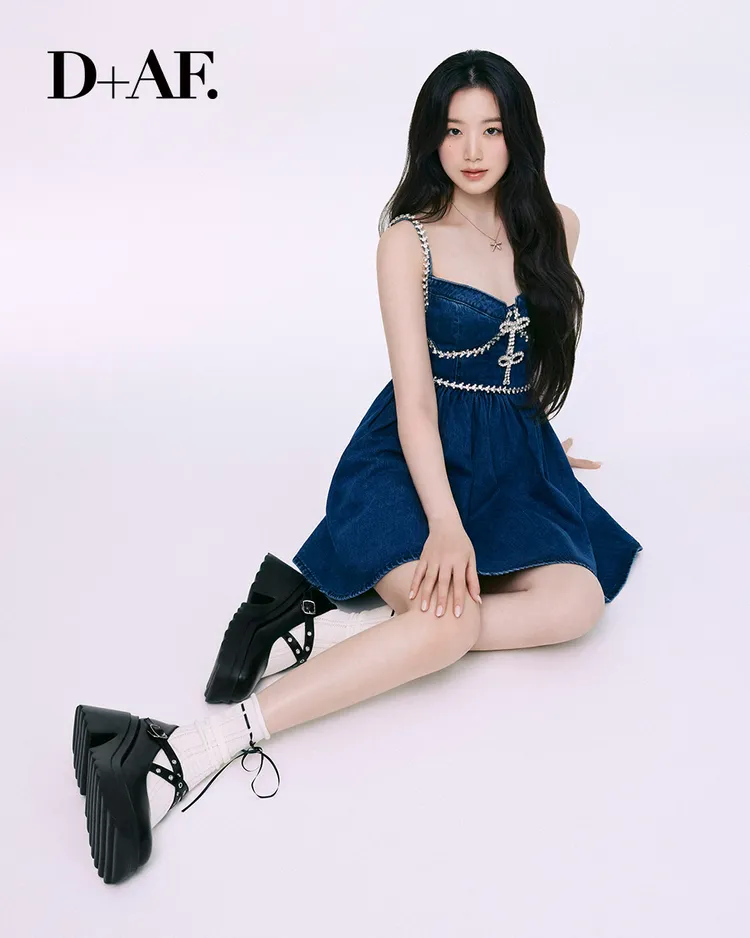 舒華換上牛仔吊帶洋裝打造出可甜可酷的混搭魅力。品牌提供