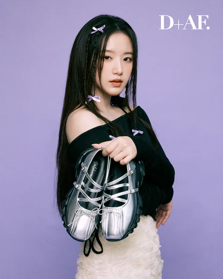 銀色「蝴蝶結交叉帶瑪莉珍運動鞋」為舒華最喜歡的款式。品牌提供