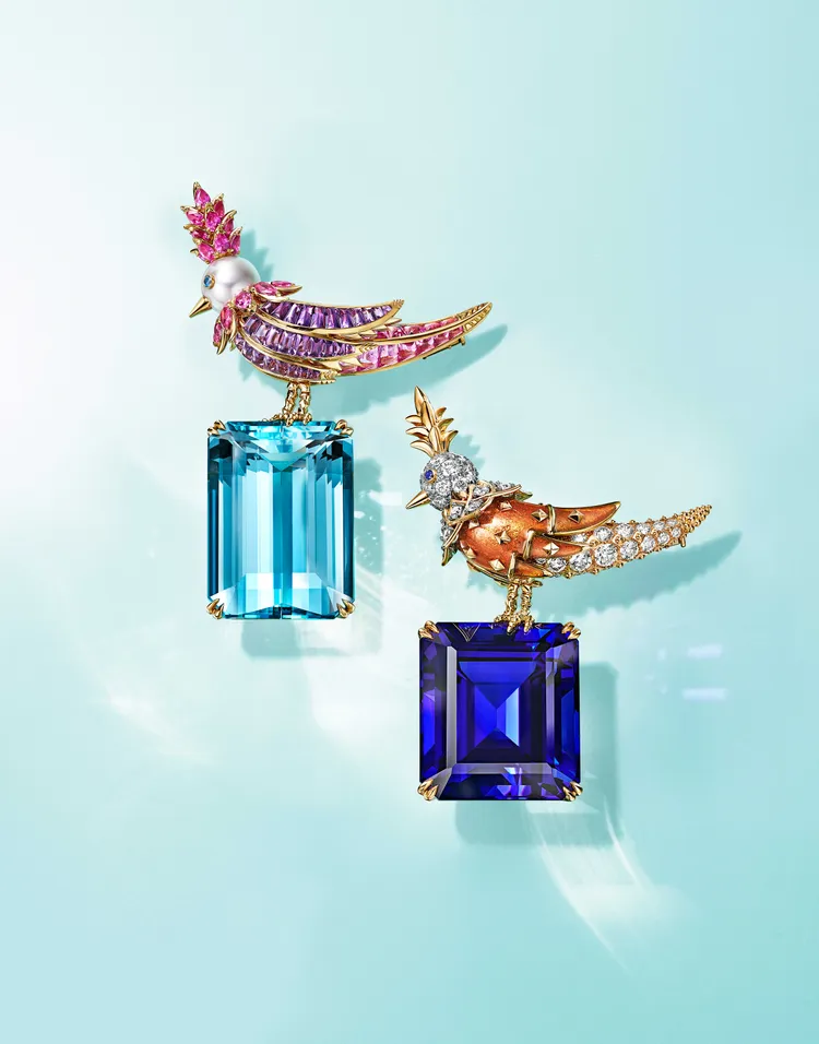 Jean Schlumberger by Tiffany高級珠寶系列彩虹石上鳥胸針，18K黃金鑲嵌一顆重逾41克拉的海藍寶石，珍珠，粉紅藍寶石，藍寶石及紫水晶（左）；鉑金及18K黃金鑲嵌一顆重逾65克拉的坦桑石，玫瑰色琺瑯，藍寶石及鑽石（右）。品牌提供