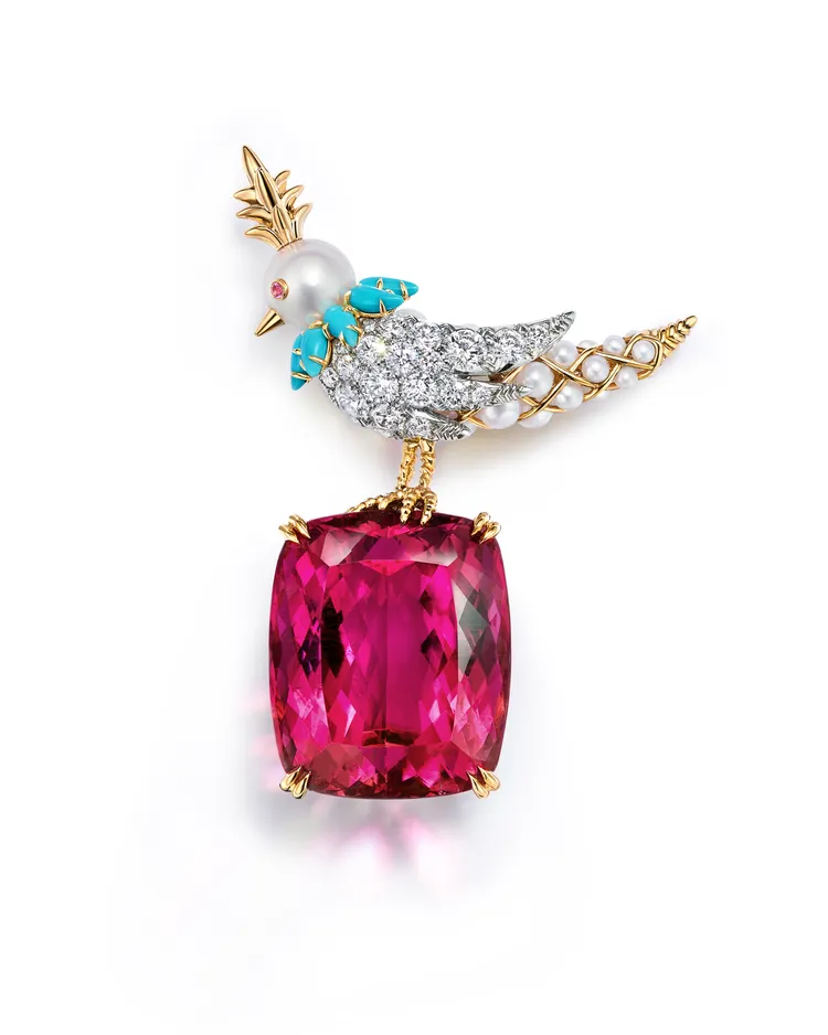 Jean Schlumberger by Tiffany 高級珠寶系列彩虹石上鳥胸針，鉑金及18K黃金鑲嵌一顆重逾68克拉的紅碧璽，養殖珍珠，綠松石，粉紅色藍寶石及鑽石。品牌提供