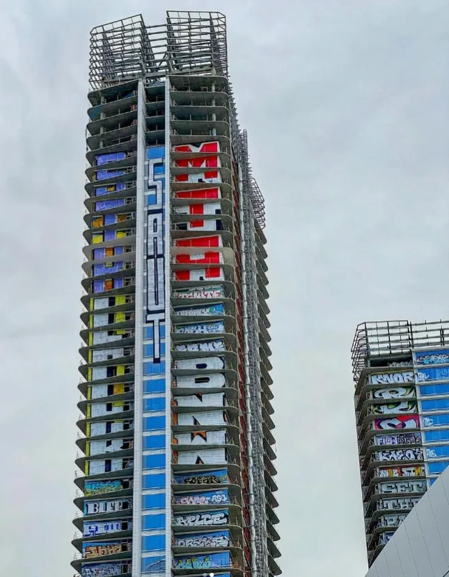 泛海廣場由多棟大樓組成，每一樓，每一面，都被非法塗鴉，附近居民看了嫌刺眼。翻攝IG@impermanent_art