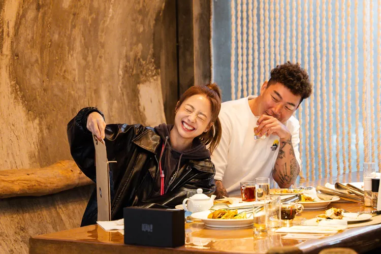 吳映潔（左起）、郭泓志知道要完成工作人員許願清單，無奈大笑。好看娛樂提供