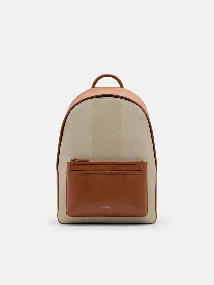 James雙肩包，4690元。品牌提供