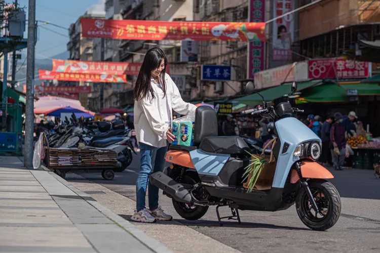 SYM 4MICA的410mm超長前腳踏可輕鬆放下外送箱、24吋行李箱，還搭載可翻轉座墊與延伸載物平台。原廠照片