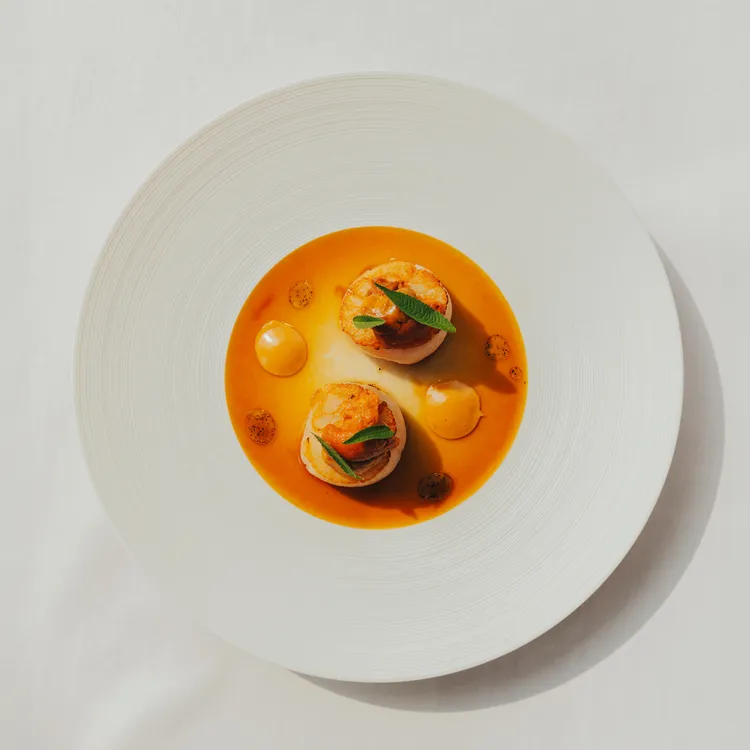 香煎北海道生鮮干貝、海膽蛋黃醬、燒康普茶。業者提供