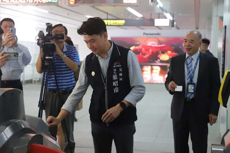 交通局長葉昭甫體驗使用信用卡、行動支付進出站的便利。市府提供