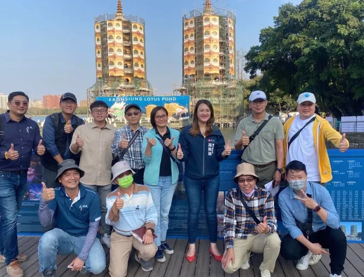 觀光局局長高閔琳與日籍團客合影。觀光局提供