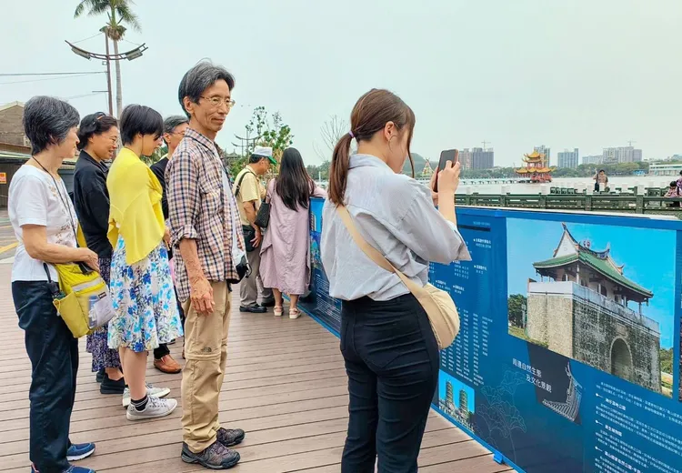日籍觀光客詳讀故事牆內容。觀光局提供