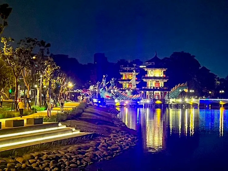 蓮池潭水岸護坡夜間水色光影交錯。觀光局提供