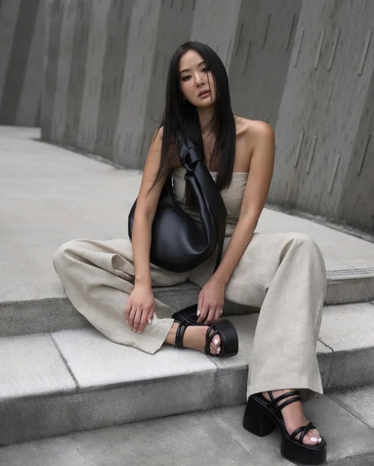 孫芸芸穿著平口連身褲搭配綁結軟質彎月包、厚底涼鞋。翻攝孫芸芸IG