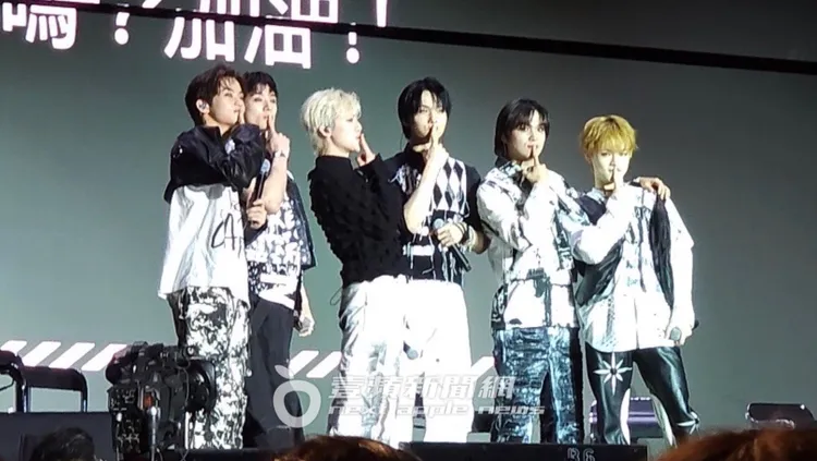 MARK（左起）、JENO、渽民、志晟、楷燦、辰樂比出招牌手勢，活動不到1個半小時結束，讓粉絲覺得時間太短。讀者提供