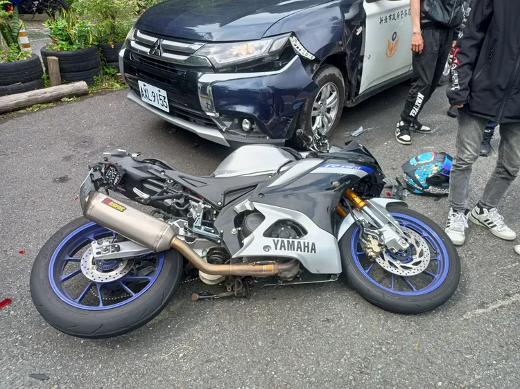 巡邏車遭撞。翻攝畫面