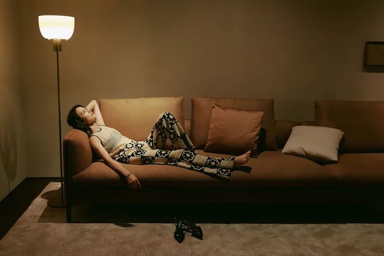 張鈞甯舒適躺在Molteni&C沙發上。品牌提供