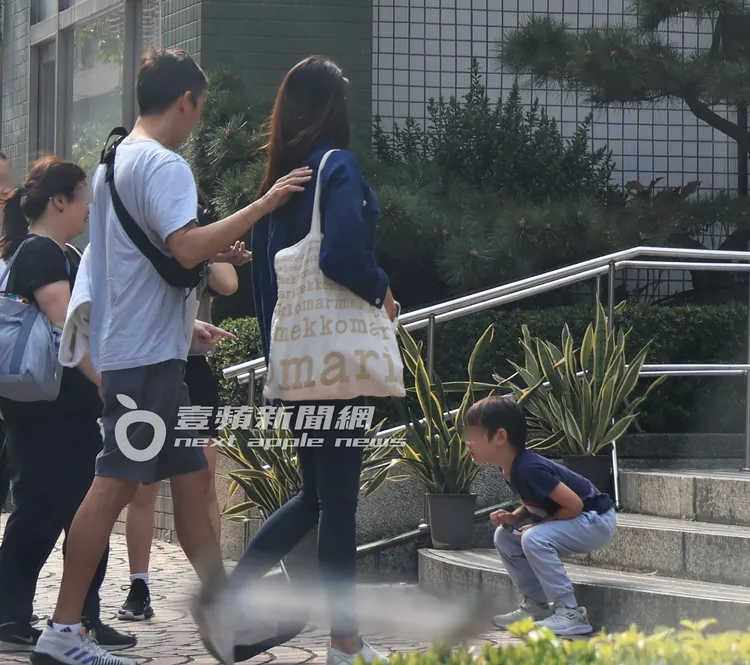 隋棠夫妻下車後準備返家，小兒子Olie蹲坐在階梯上準備跟友人們去超商逛逛。特勤中心攝