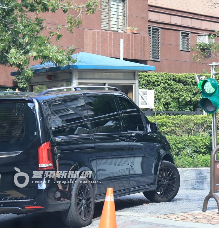 司機將賓士保母車開回社區地下停車場停放。特勤中心攝