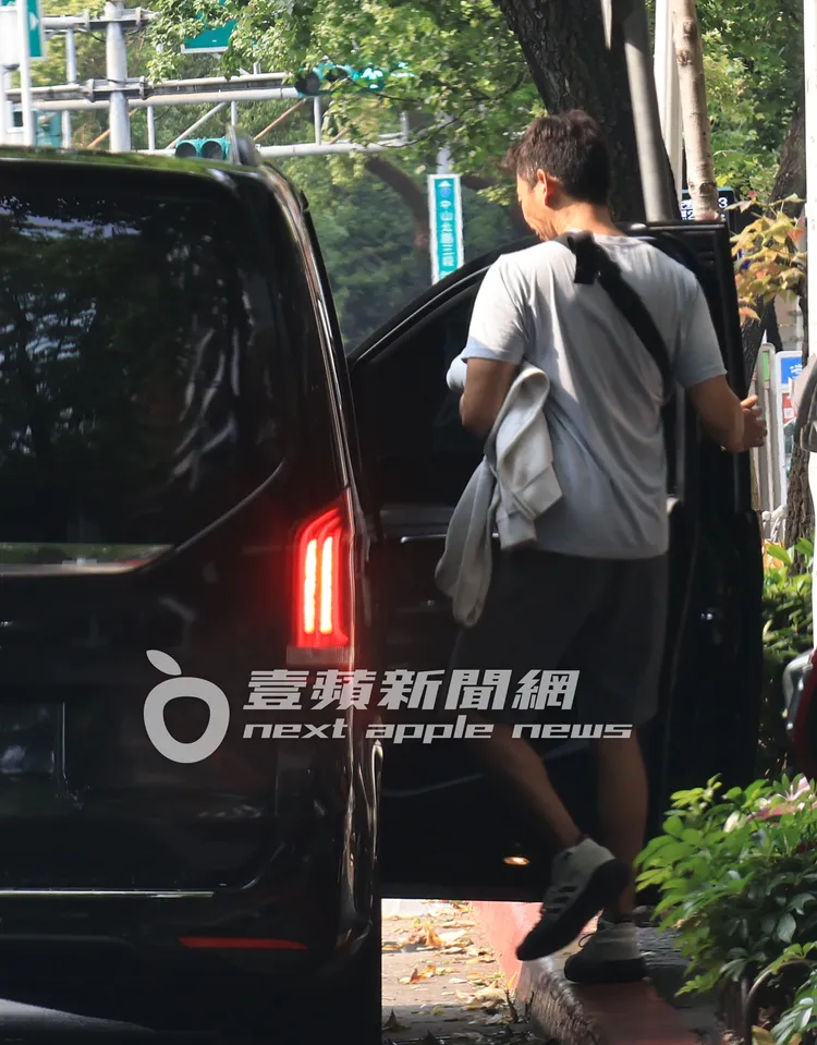 隋棠老公Tony最後坐上副駕駛座一同離開。特勤中心攝