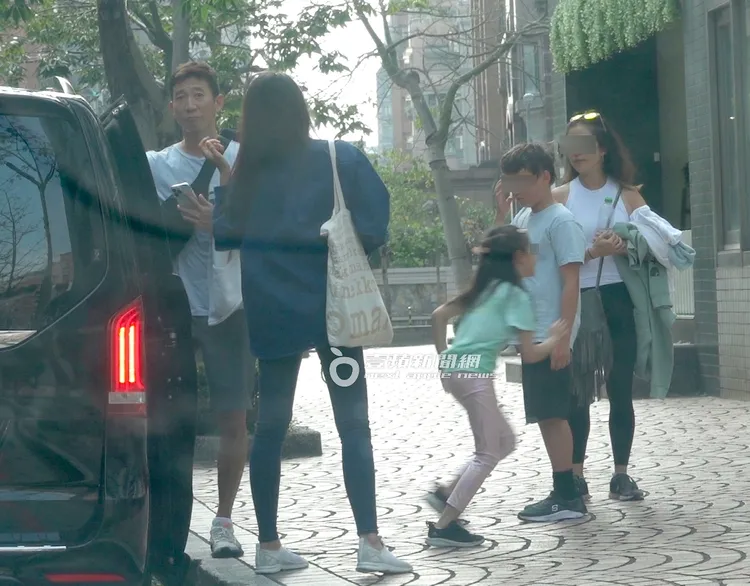 隋棠女兒Lucy（中），快步下車奔跑進社區。特勤中心攝