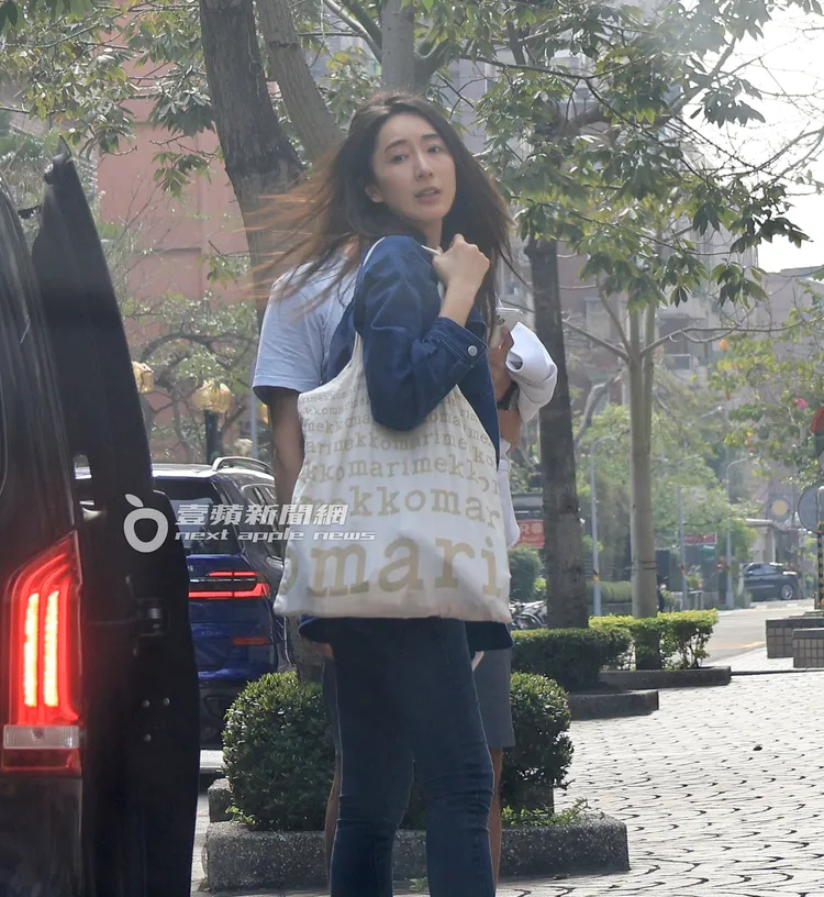 素顏的隋棠保養得宜，看上去氣色大好、神采飛揚，還開心的回眸一笑。特勤中心攝