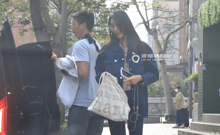 隋棠與老公Tony下車後，確認安全無虞，準備讓小孩們下車。特勤中心攝