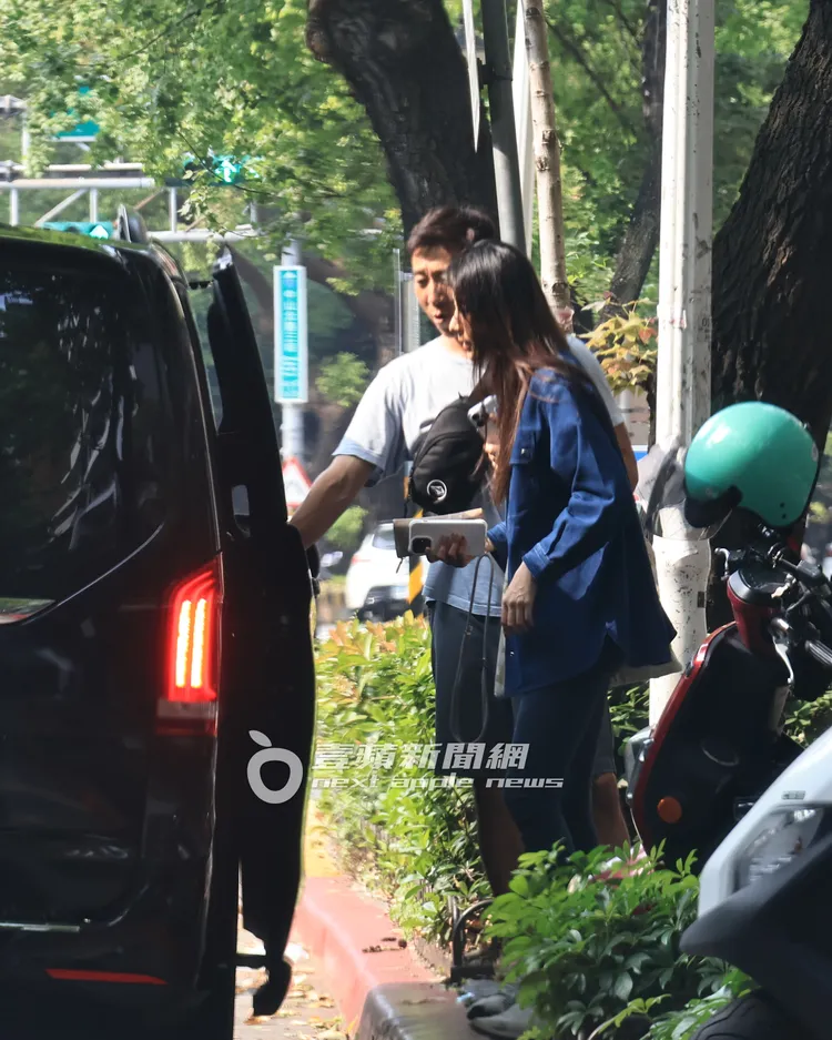 隋棠老公Tony看著小孩及友人們上車，最後貼心的扶著老婆上車。特勤中心攝