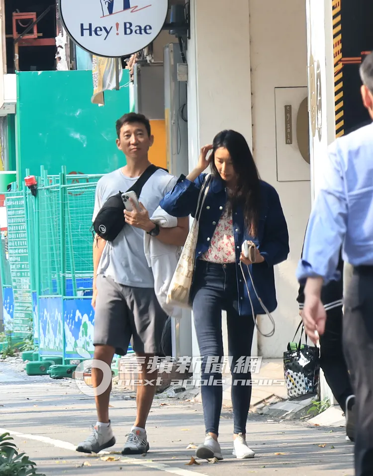 天氣良好，隋棠與老公Tony步出鐳射槍對戰館，走在孩子們後頭壓隊。特勤中心攝