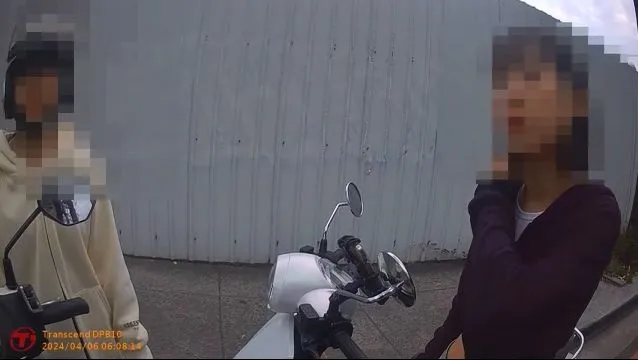 身為車主的洪女閨蜜（左）得知機車將被扣牌2年，天真問警員「那還可以騎在路上嗎？」