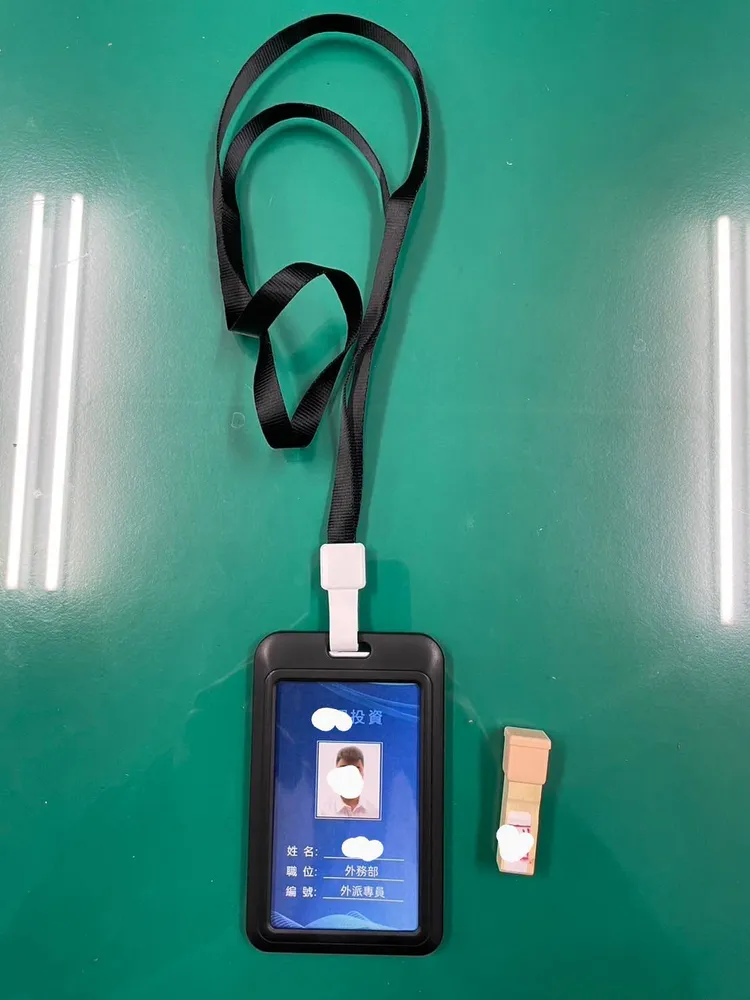 警方查獲假證件。翻攝畫面