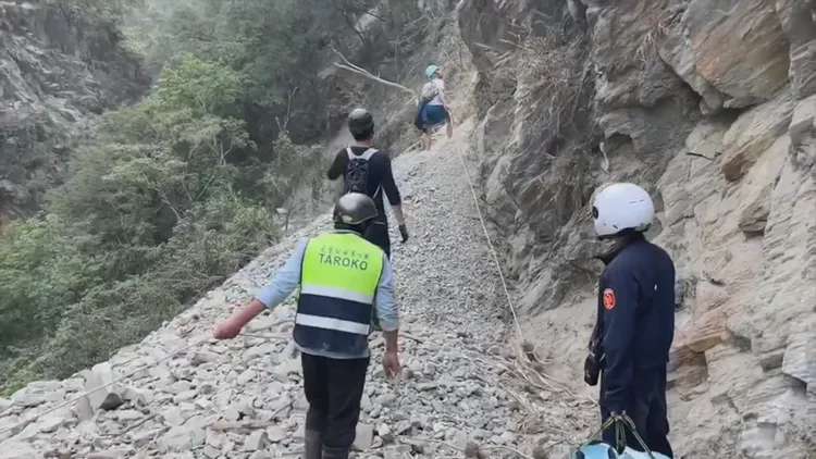 有救難經驗的Dimitris Belbas聯手保七員警回到現場結繩架梯救出受困民眾。保七總隊第九大隊提供