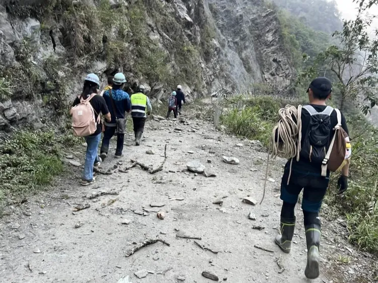 希臘籍遊客Dimitris Belbas與保七員警回到現場救出一家5口。保七總隊第九大隊提供