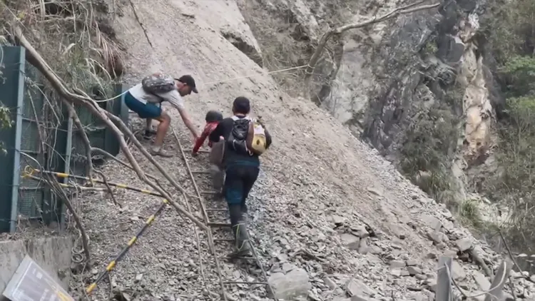 希臘籍男子Dimitris Belbas協助民眾脫困。保七總隊第九大隊提供