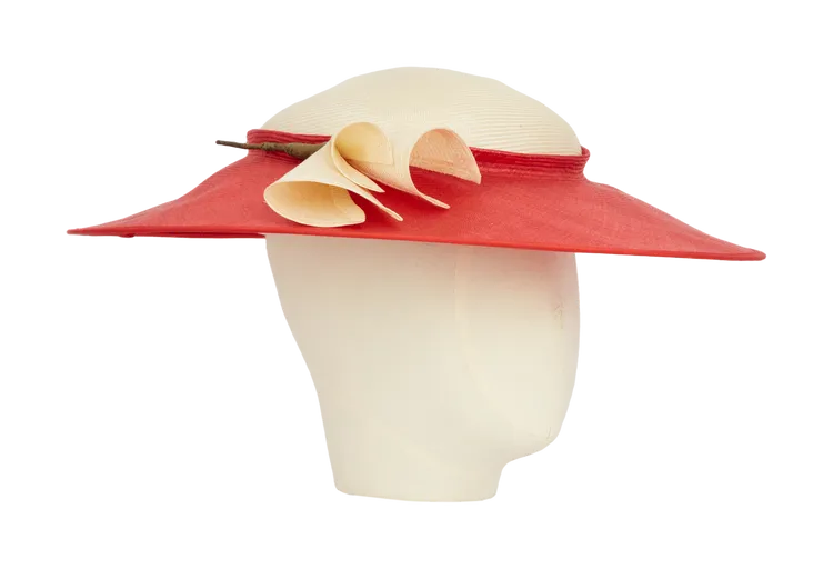 奶油色和紅色闊邊亮漆草帽，估價約1萬至2萬美元（約32萬至64萬元台幣）。品牌提供