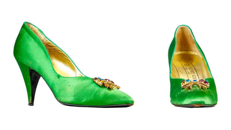 Kurt Geiger祖母綠緞面寶石裝飾晚宴鞋，估價約2000至4000美元（約6萬4000元至12萬7000元台幣）。品牌提供