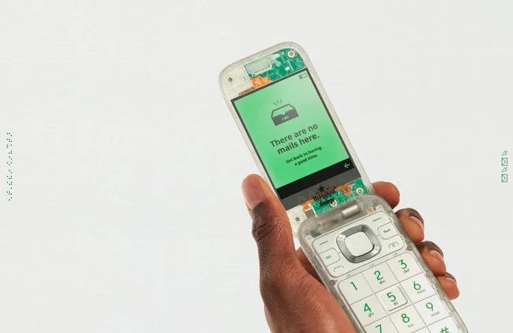 「Boring Phone」與海尼根合作，使用透明外殼與綠色數字鍵。翻攝海尼根官網。