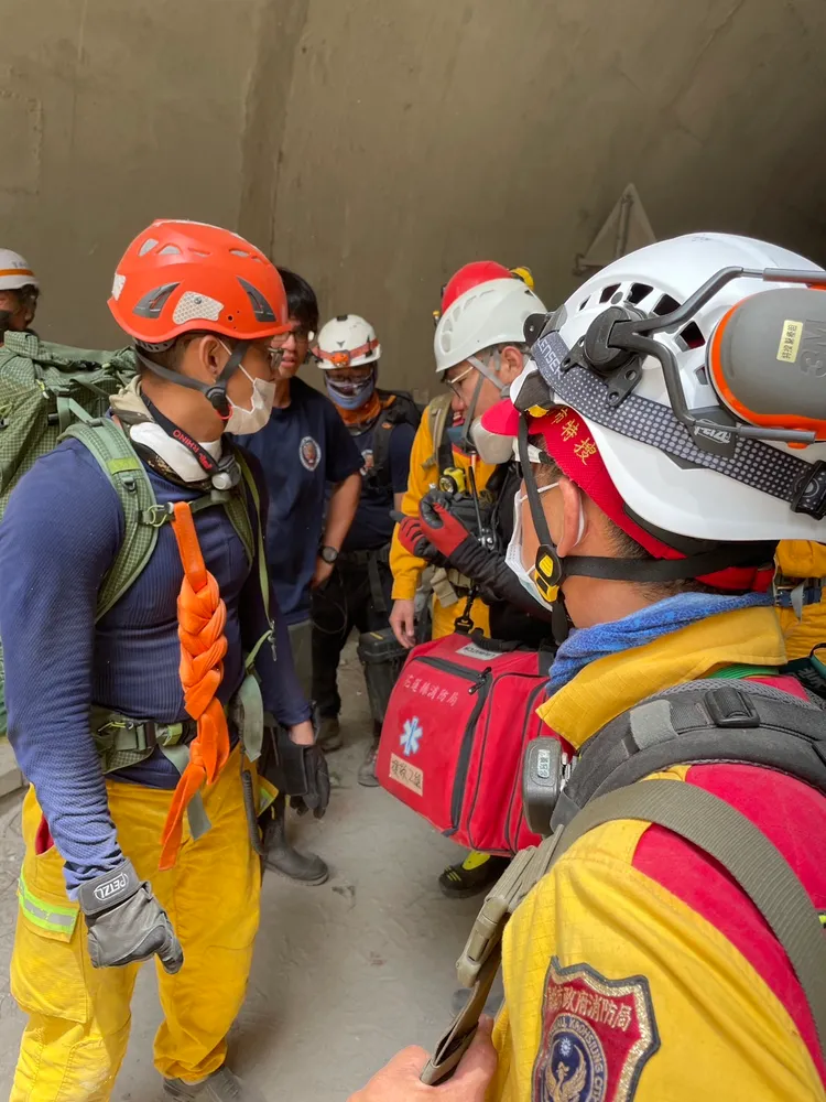 各地消防局組成聯合隊伍執行任務。屏東縣消防局提供