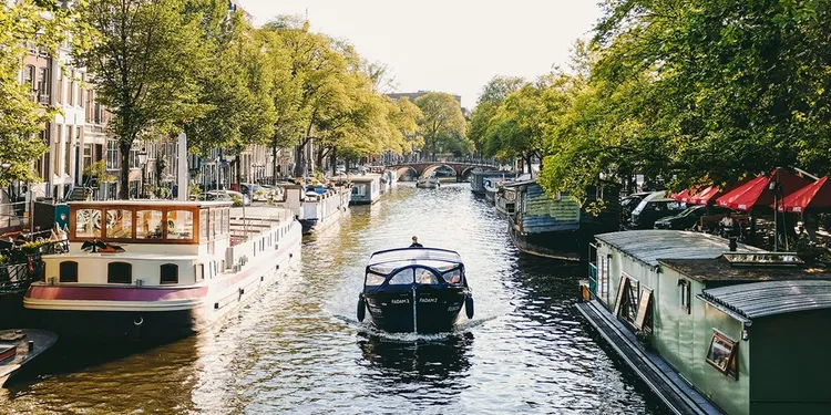 搭乘小遊艇遊阿姆斯特丹深受旅客喜愛。翻攝　Travelzoo