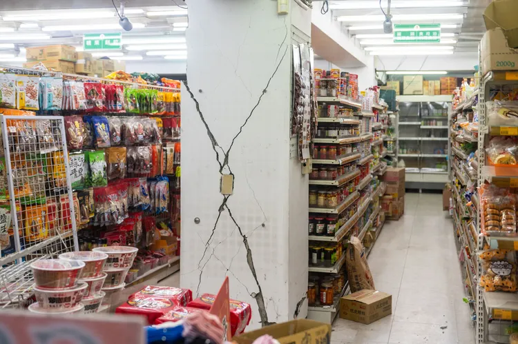 中壢公爵大樓梁柱地震後裂成「X型」。桃園市政府提供