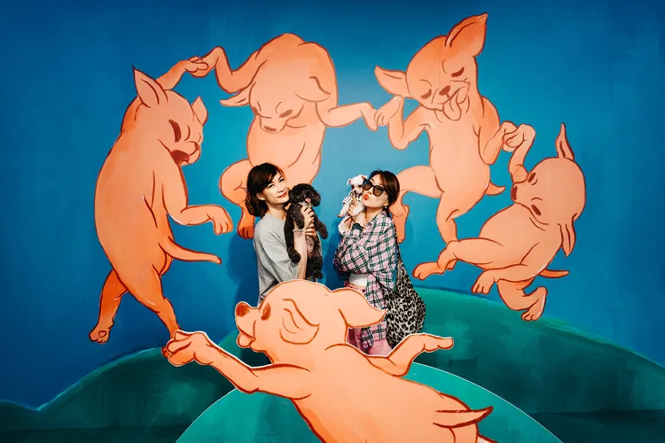 內惟藝術中心4月27日《吉犬昇天日》狗狗入館後限於《名畫吉娃娃》展區內打卡點露臉不落地。高美館提供