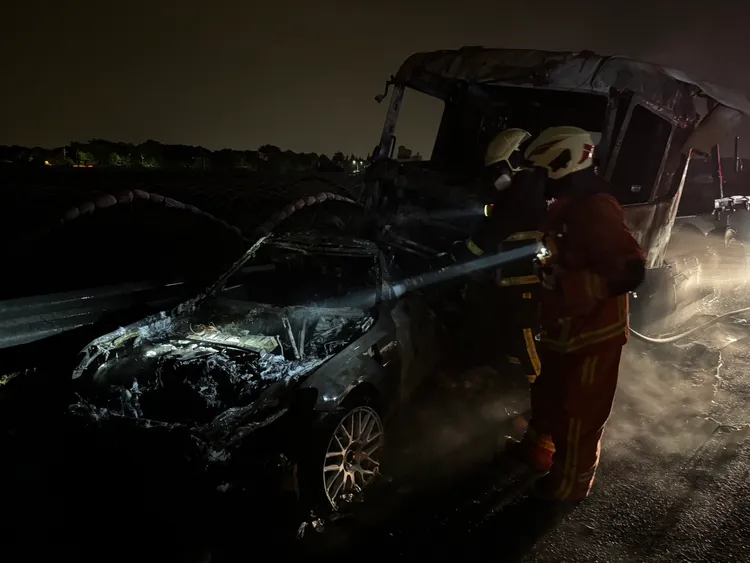 小客車被燒成廢鐵。民眾提供