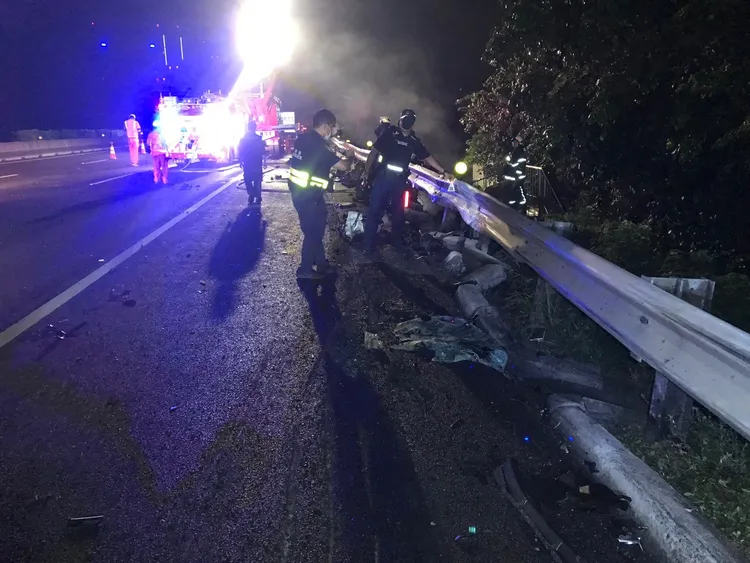 其中1輛小客車被撞落邊坡。民眾提供