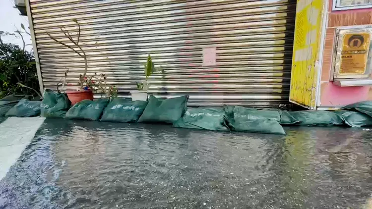 有住戶架砂包防堵。讀者提供