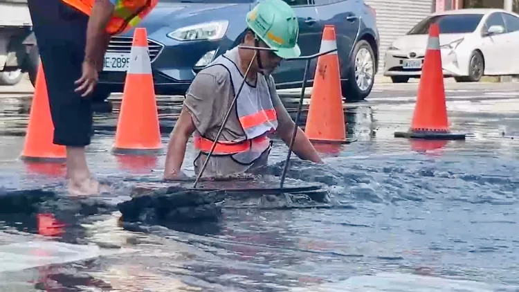 台水派員搶修，初步研判應為排氣閥故障。讀者提供