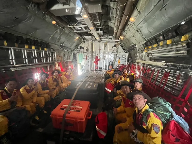 特搜隊上軍機前往花蓮。屏東縣消防局提供