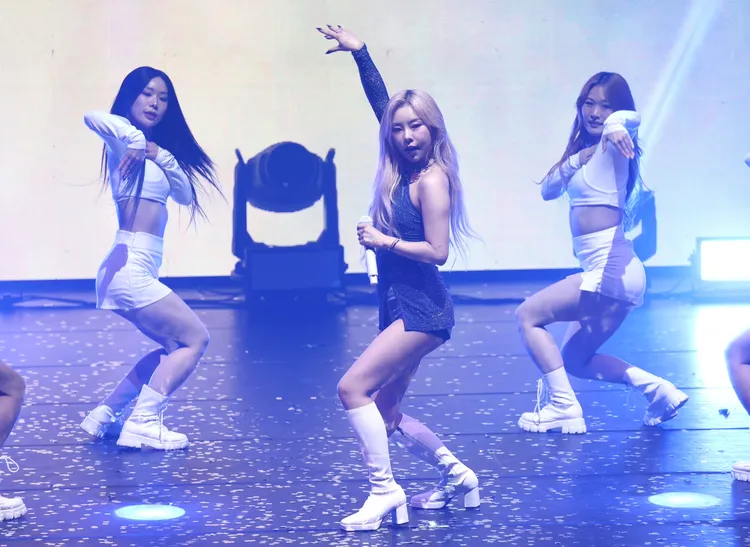 輝人又唱又跳。彭欣偉攝