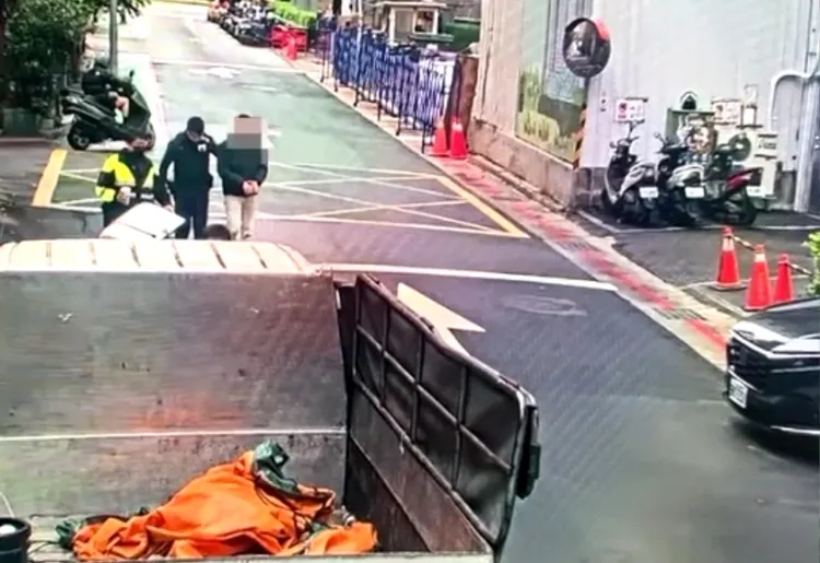 郭男遭上銬帶回。翻攝畫面