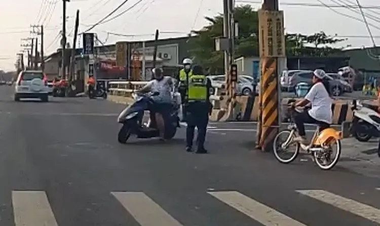 曾男持石頭攻擊警員。翻攝臉書爆廢公社